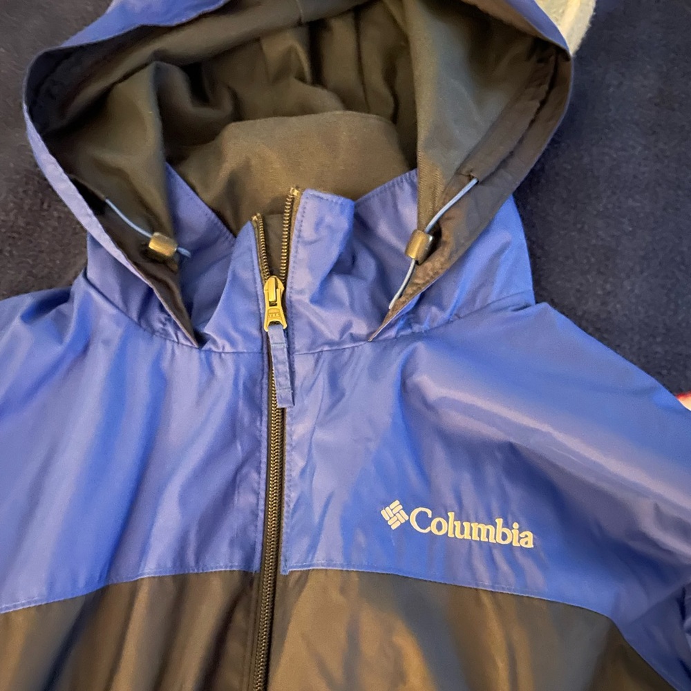 Mens Columbia xl lined raincoat blue and navy in great shape.